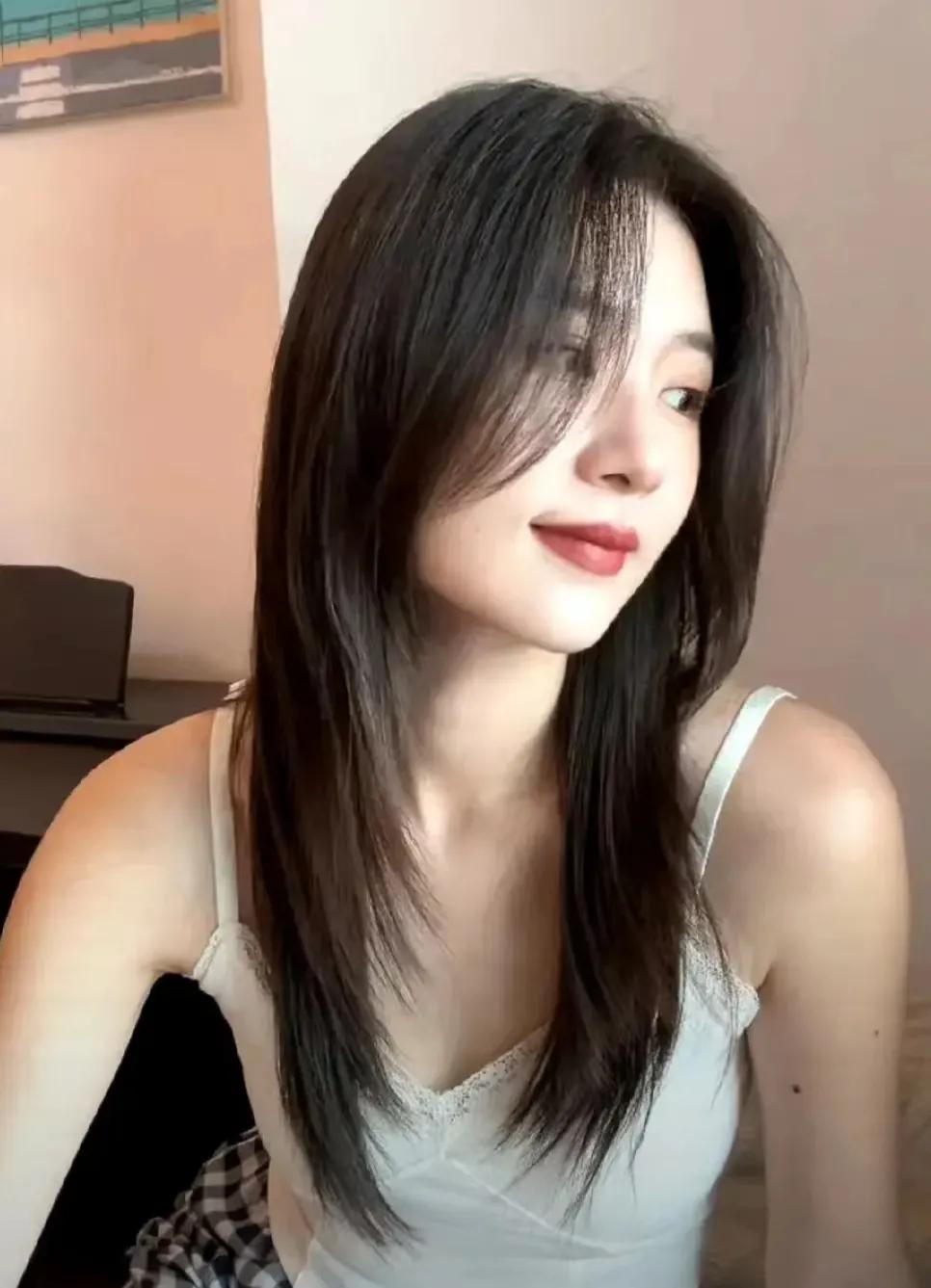 她，是那种一出现就能吸引所有人目光的女人。优雅、知性、轻熟，浑身散发着独特的女人