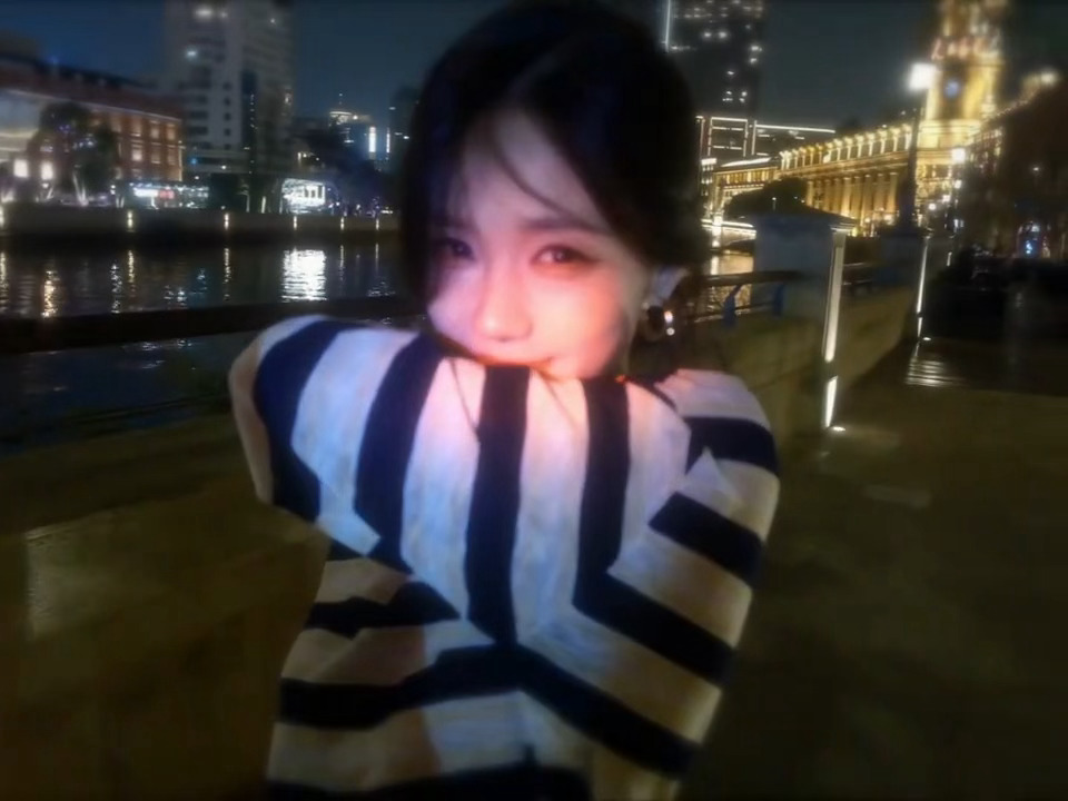 李一桐抖更新营业“你姓李的朋友给你拍👭”李雪越夜越美，好会拍氛围感意境李一桐李