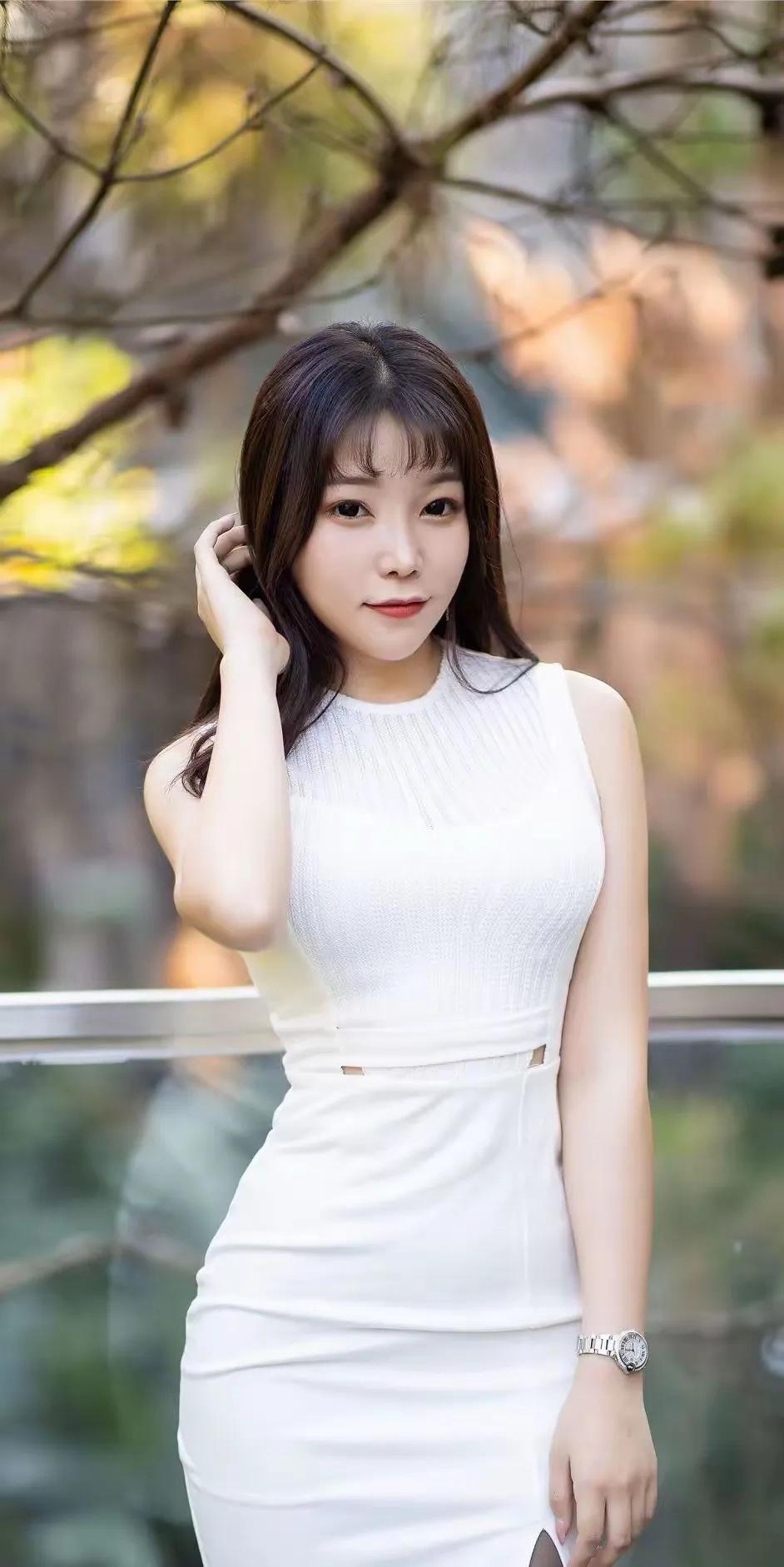 女神芝芝白色毛衣裙