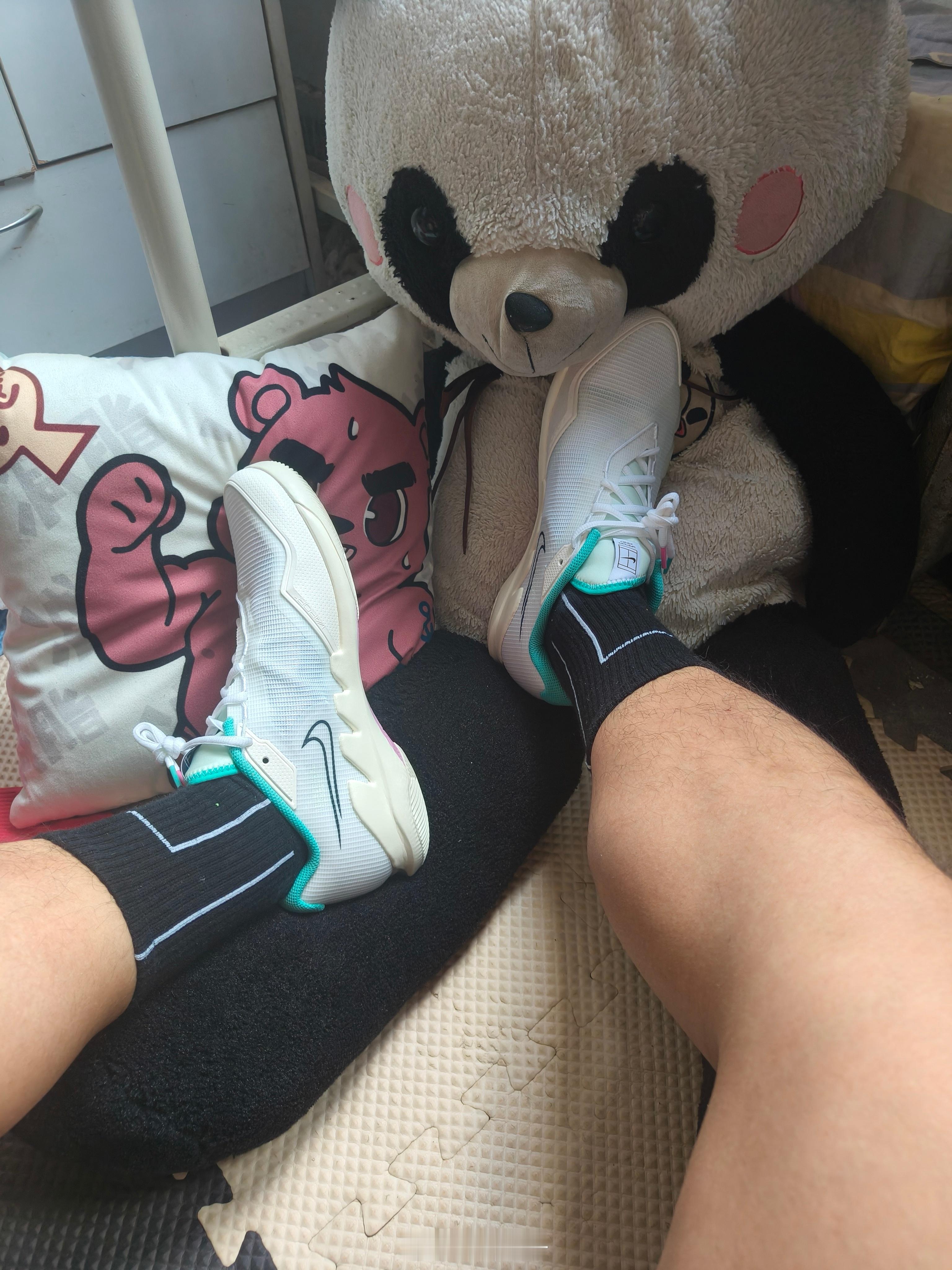 这双网球鞋的脚感很硬啊！而且鞋型偏小。倒是挺轻的...为什么都在追捧这个Nike