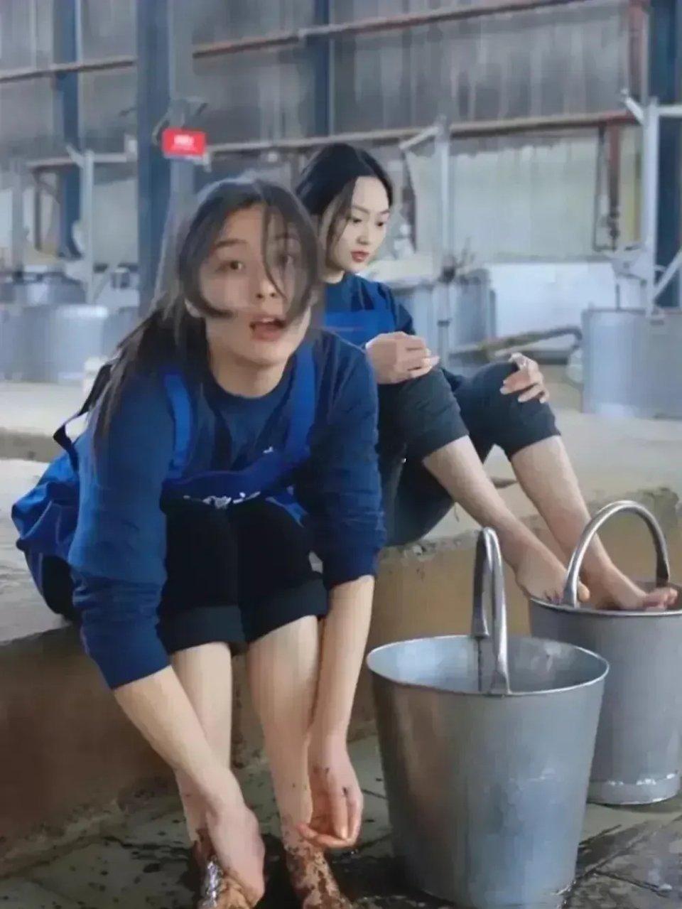 这是在酿酒吗？为什么要美女脚踩呢，搞不懂有什么讲究。 ​​​