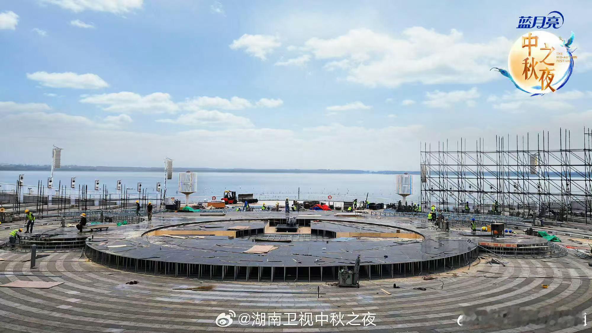 登陆少年出发录制湖南秋晚 登陆少年们踏上了前往湖南的路，准备为大家带来中秋晚会的