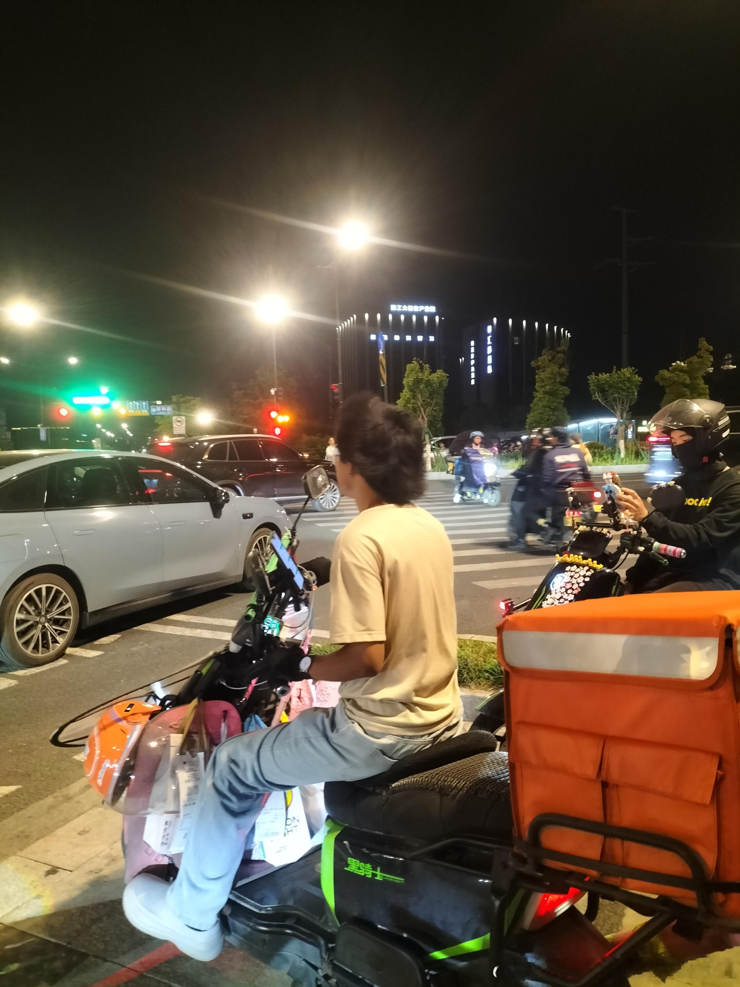 孙颖莎晒照总结世乒赛我上周六请我同事吃饭然后她告诉我要去看比赛她的头发戴的是乒乓