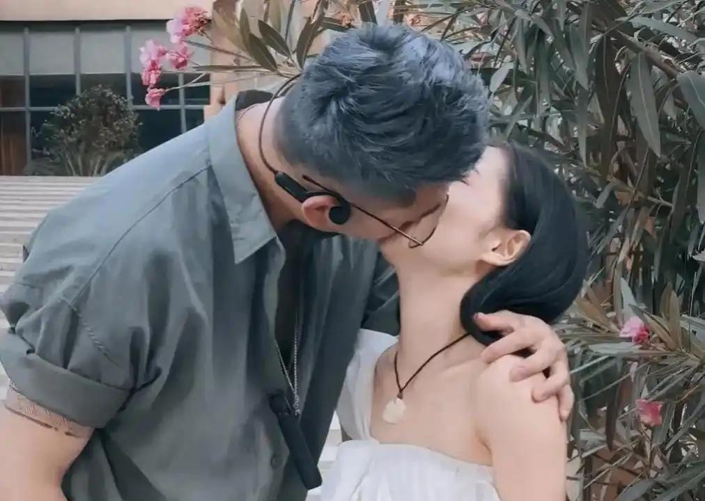 有个男子在小区看大门，色迷心窍看上一个女孩，多次把女孩骗过来，对她实施猥亵的行为