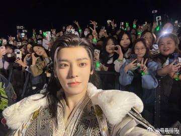 侯明昊舞台粉吃太好了 侯明昊整场演唱会兼顾不同风格曲目，爱豆出身让他的唱跳舞台流