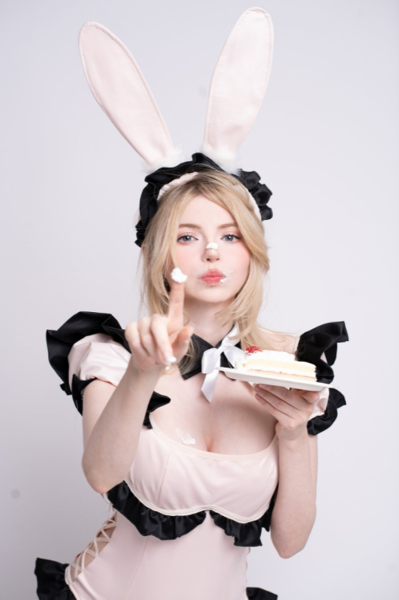 #cosplay##生化4重制版# 艾什莉体模新COS照：吃小蛋糕的女仆兔女郎 