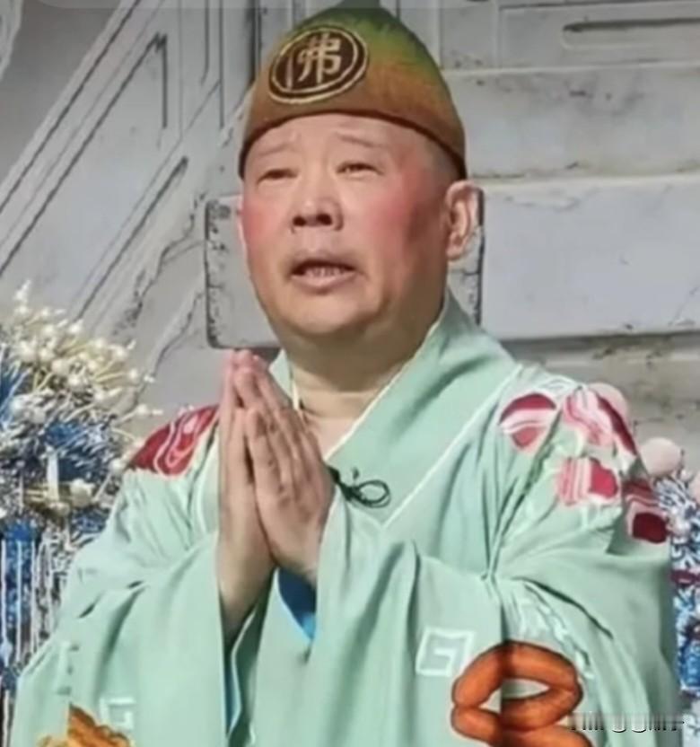 郭德纲在武汉演出中，因改变红歌《谈起我心爱的土琵琶》歌词，改编未经报备涉嫌违规，