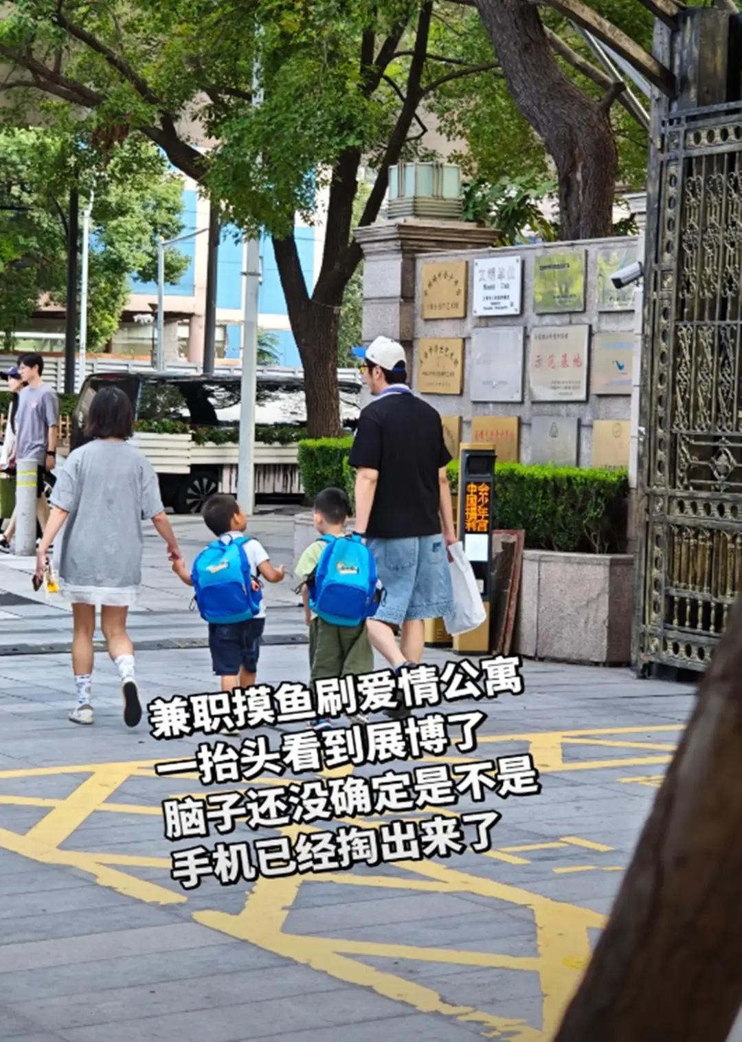 金世佳接儿子放学，189个头身材练得真好，牵着儿子手人夫感好强！ ​​​