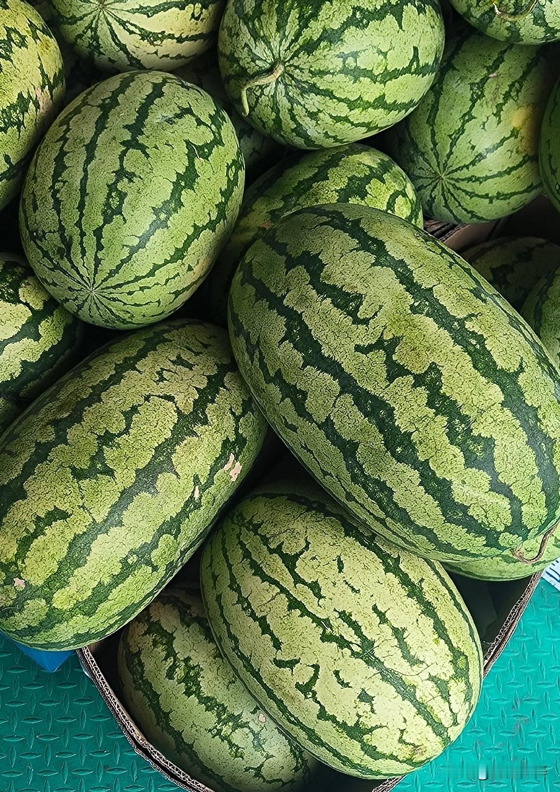 坐标保定。今年夏天西瓜价格便宜，街头巷尾到处都是卖瓜的小摊。

但发现一个问题，