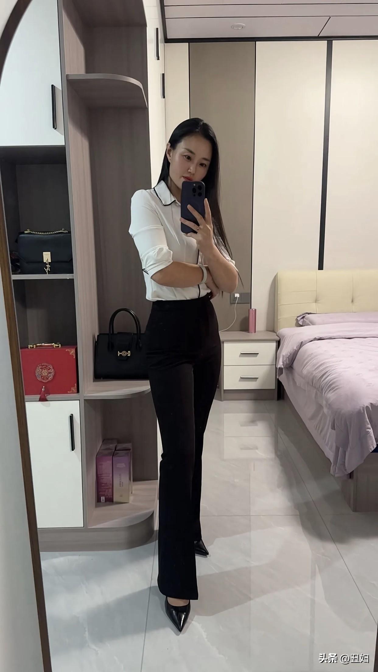 职场穿搭怎样更显女人味?职场穿搭想更显女人味，有不少小妙招。像职场微性感西装穿搭