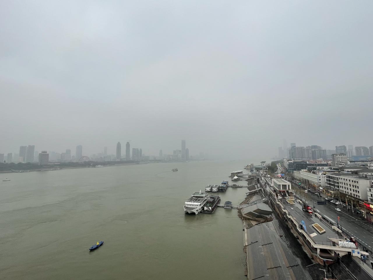 前几天站在武汉长江大桥上，听着火车过桥，汽车也过桥的声音，桥体微微颤动，这个时候