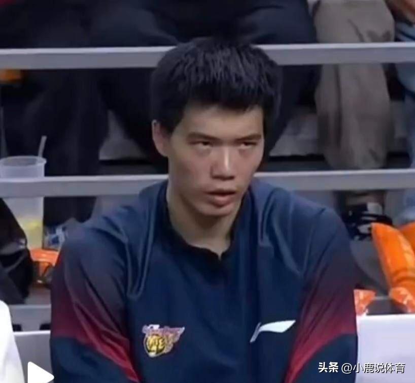 内线本就空虚宏远为啥非要放走核心？
 
看转播一眼就能看出焦泊乔状态差到极点。