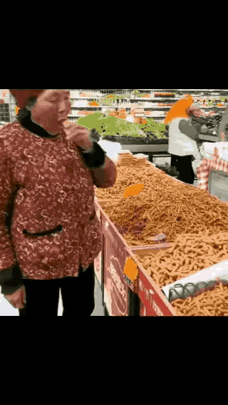 逛完超市，大妈已经吃饱了吧[呲牙]