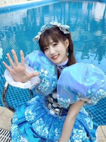 李艺彤7年后再唱钢铁之翼李艺彤再现SNH48总决选冠军舞台 七载时光转瞬过，李艺