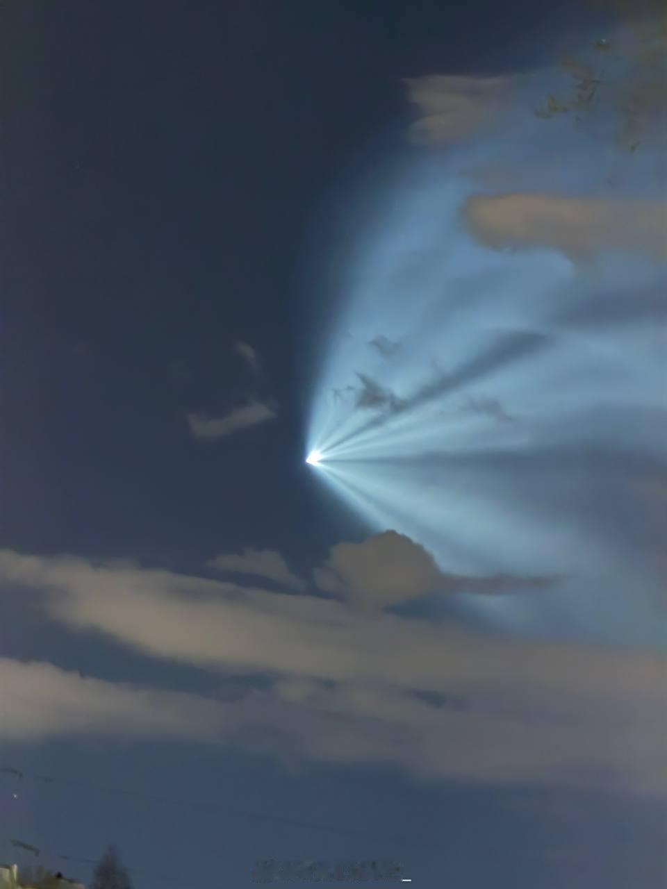 🚀 “太空水母”点缀了圣彼得堡及列宁格勒州的夜空这是运载火箭留下的发光轨迹。此