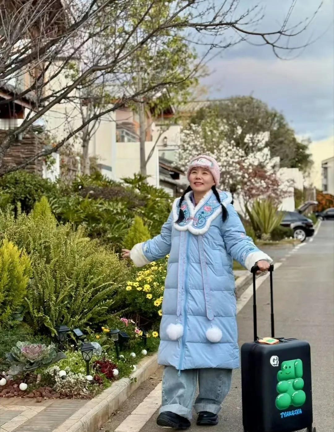 龚琳娜：早上起来就摘菜，迎着朝阳要出差。摘了菜送朋友，穿得暖去北方。 ​

呵呵