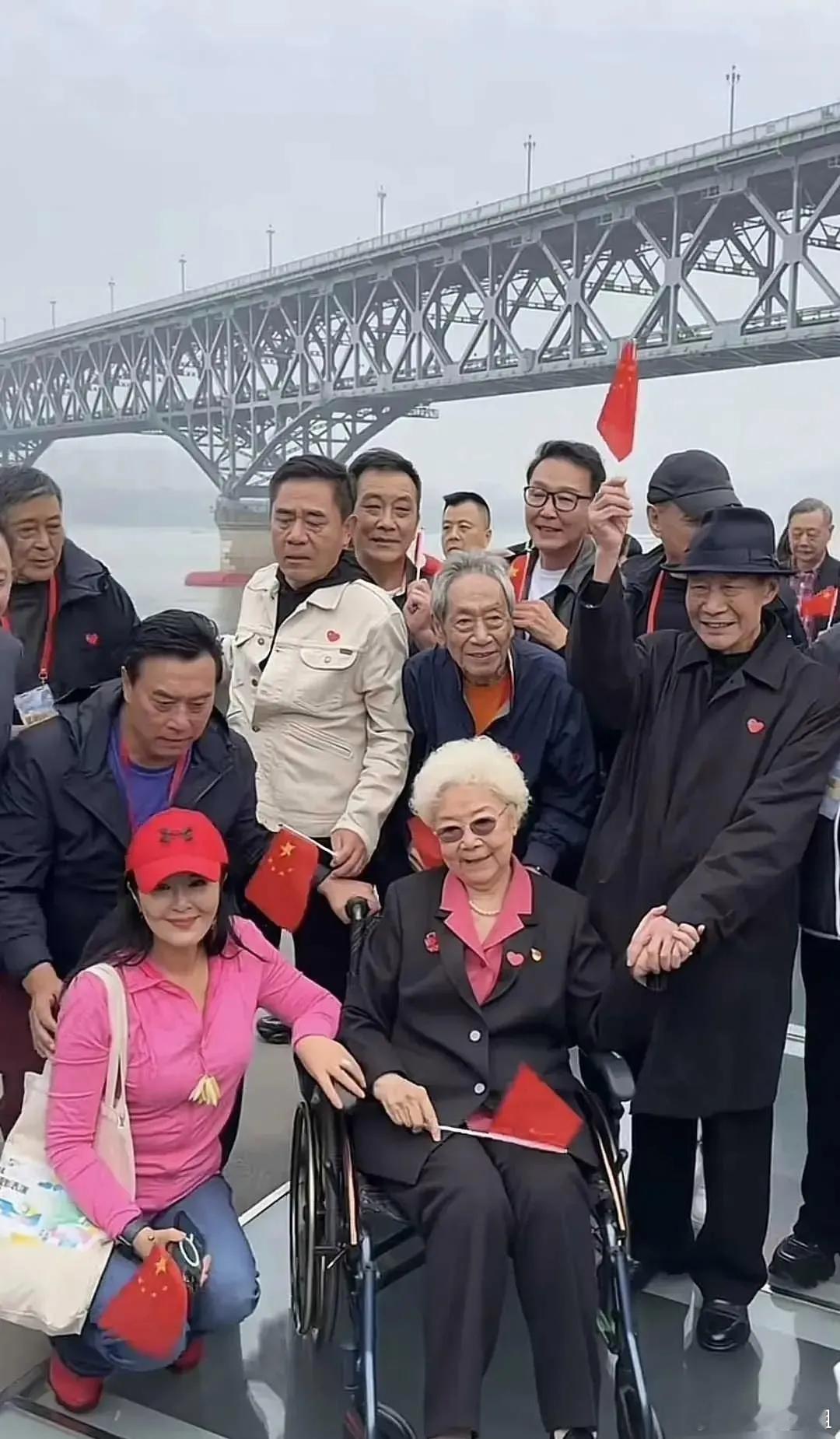 乍看以为是夕阳红老年团细看，这个老年团里的人都认识[偷笑] ​​​