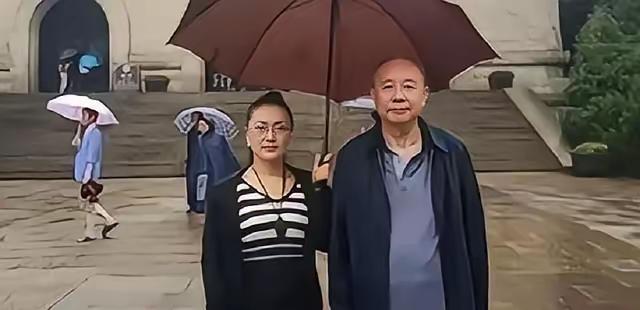那扇沉重的铁门打开时，76岁的牟其中蹒跚走出，外面只有一个瘦弱的身影——她已经等