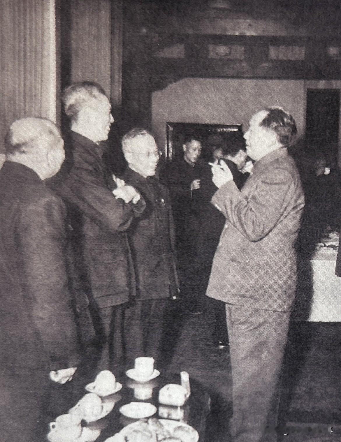 1957年，毛泽东和科学家（左起）侯德榜、吴有训、竺可桢亲切交谈的一幕。其中吴有
