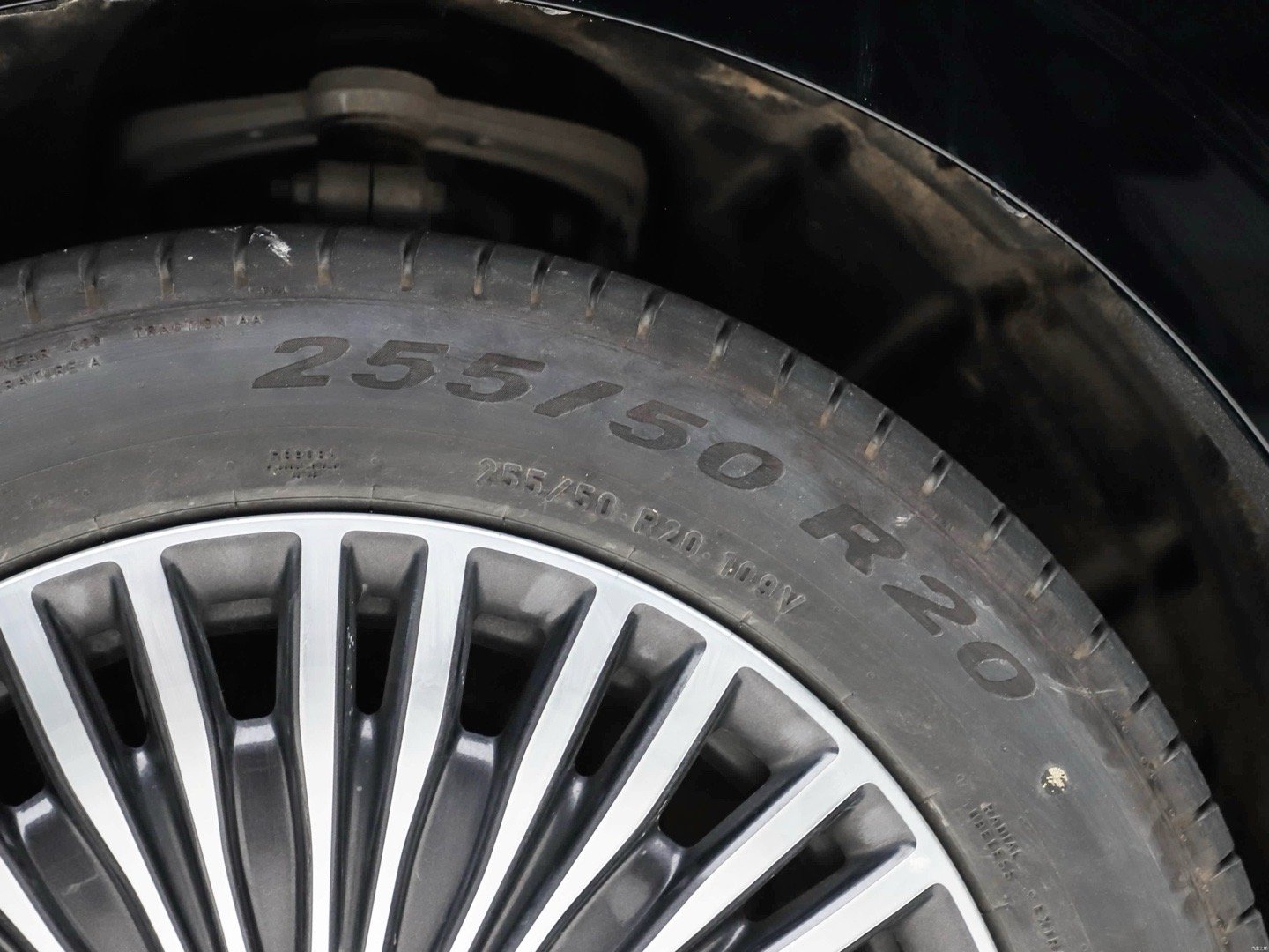 目前中国市场在售的七座MPV里，最宽的轮胎宽度是255，车型分别是极氪009/沃