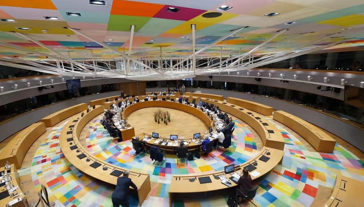 真不给泽连斯基面子 3月19日欧盟峰会上，泽连斯基正在发言，欧尔班直接起身离场，