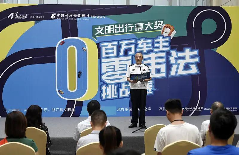接到中奖电话时，伍女士的第一反应是诈骗。直到工作人员把1吨汽油的油卡送到家门口，