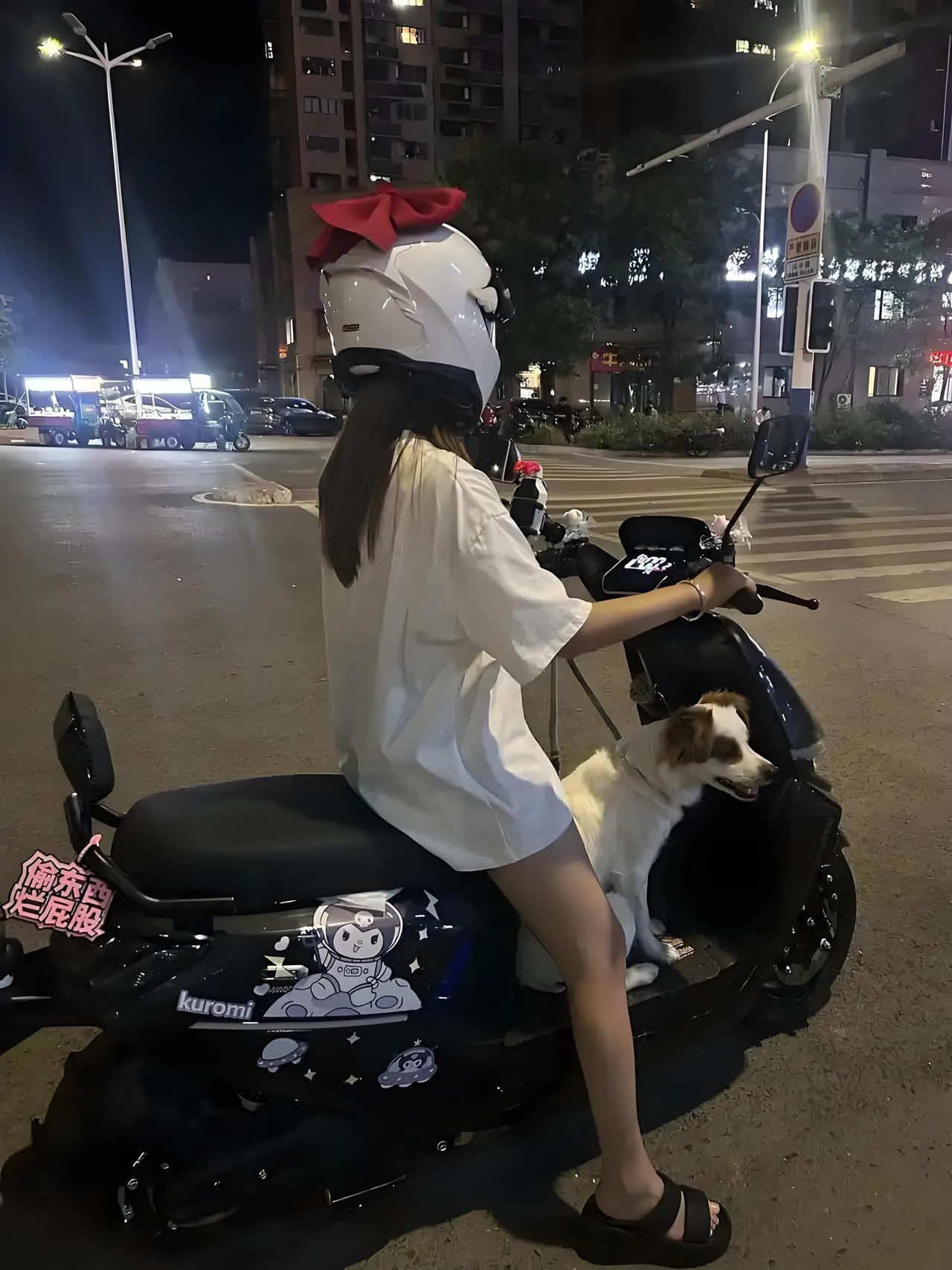 最近刷到个超火的视频，一个美女骑电动车，身手那叫一个溜，在乱糟糟的路况里左闪右避