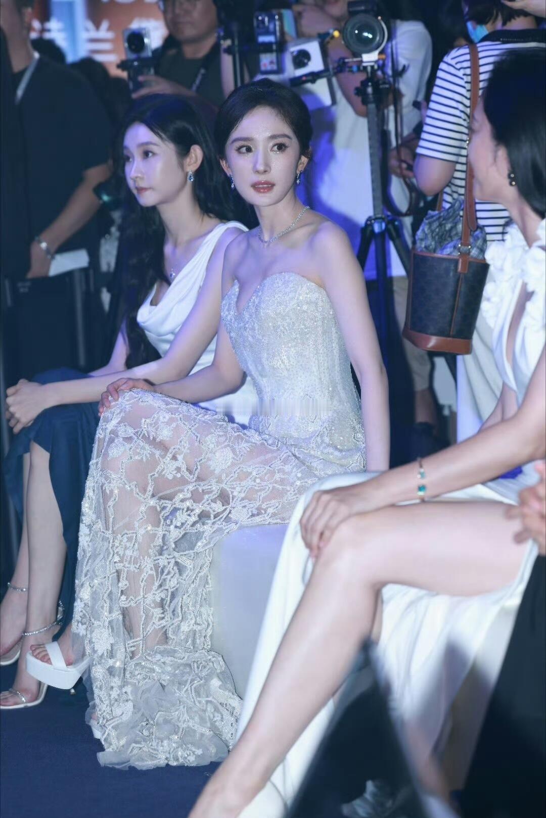 杨幂活动现场，太美了 