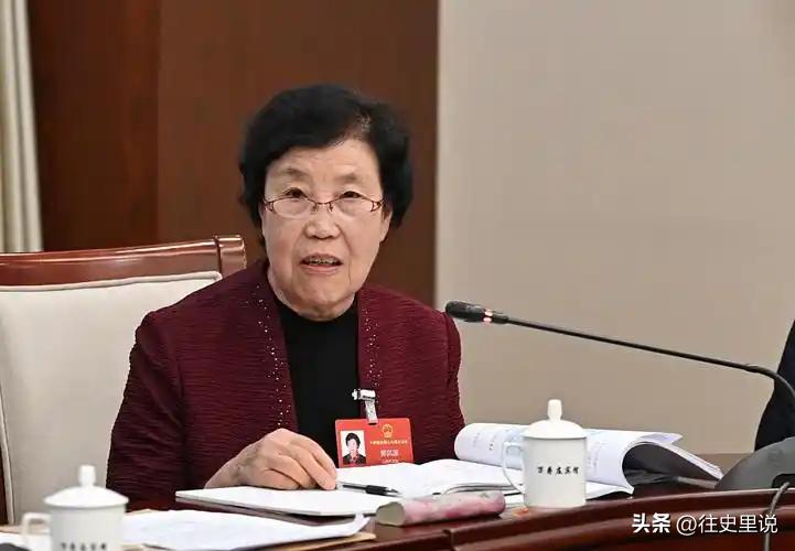 一位八十岁的农村老太太，在全国两会的会场上，只因为凭借深耕近六十年的基层一线经验