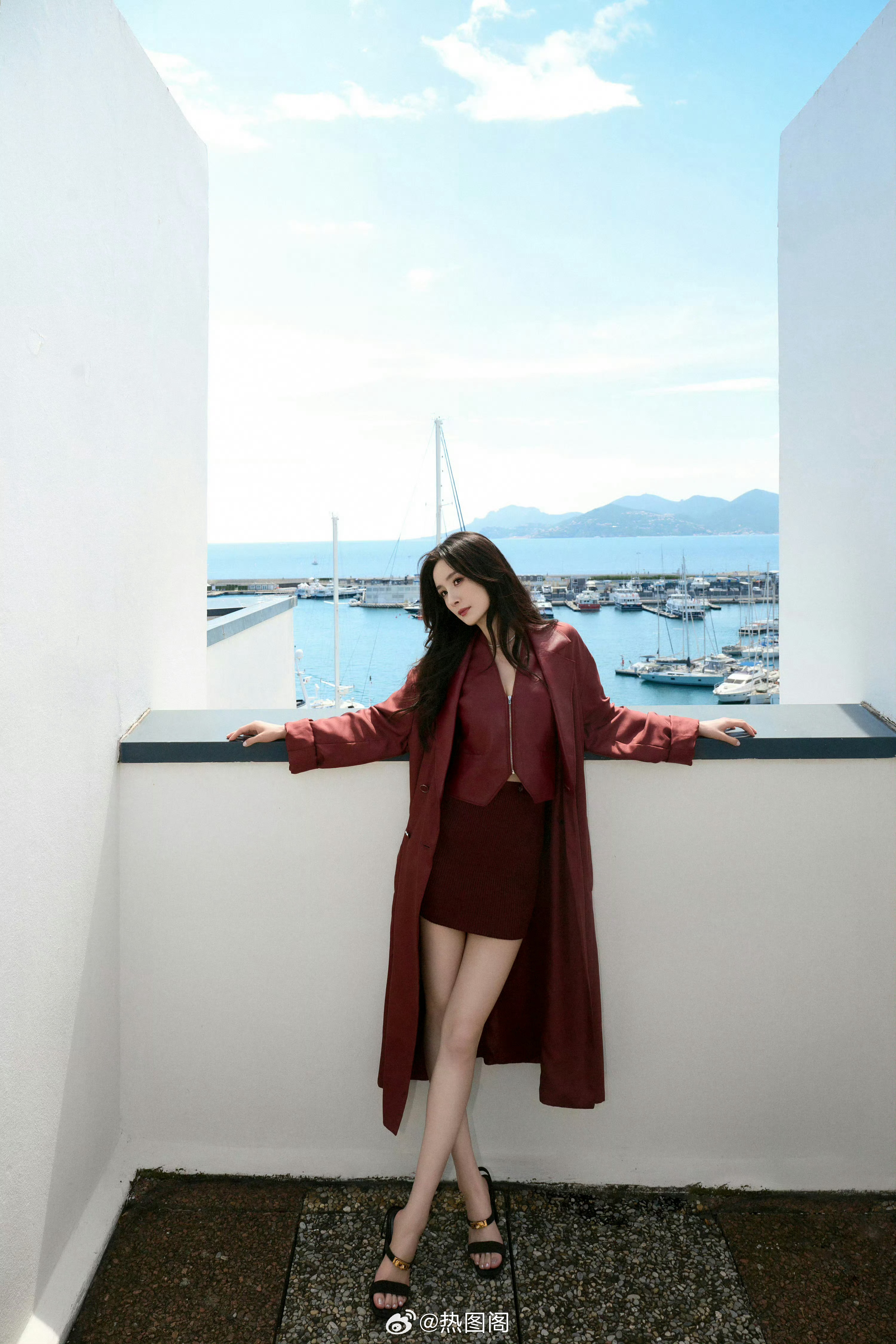 杨幂 戛纳之行，收获满满。演绎爱马仕风衣与马甲裙～ 热图阁公众号 