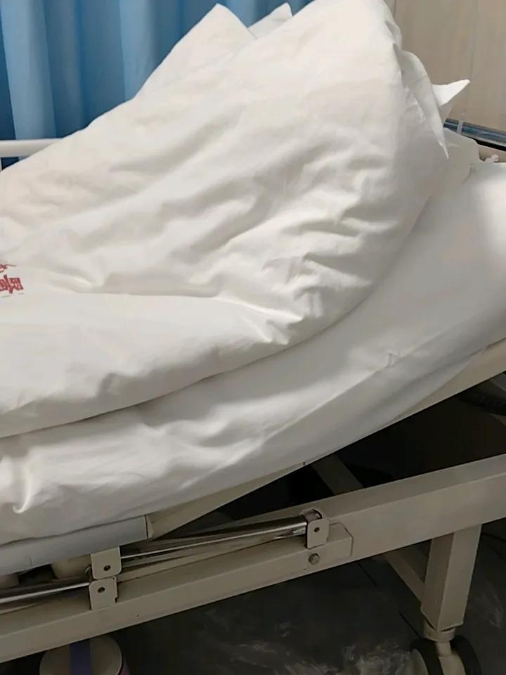 我竟然因为一个冷酷的男人，把自己送进了ICU！

   我睁开眼睛，看到一片片雪