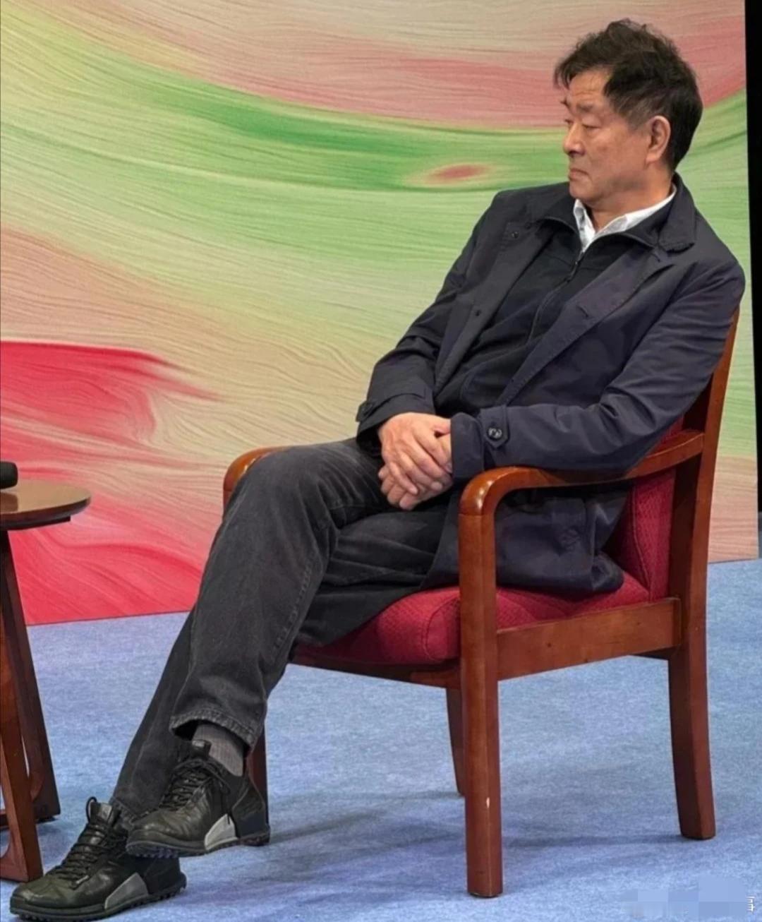 濮存昕老师，看着是真的老了啊，时间过得太快了！想当年，他魅力四射，老少都迷他，现