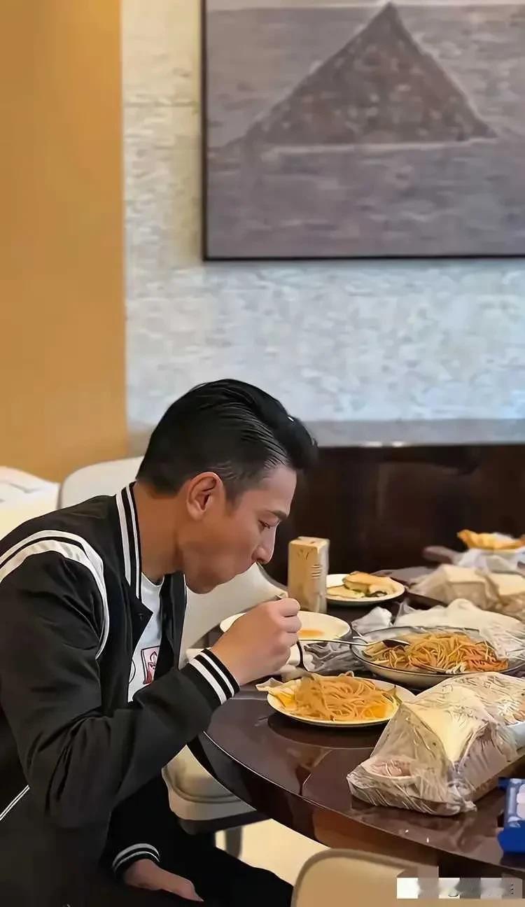 刘天王的自律生活无人能及，难怪

身材保养得那么好！还是一如既往

的帅气，60