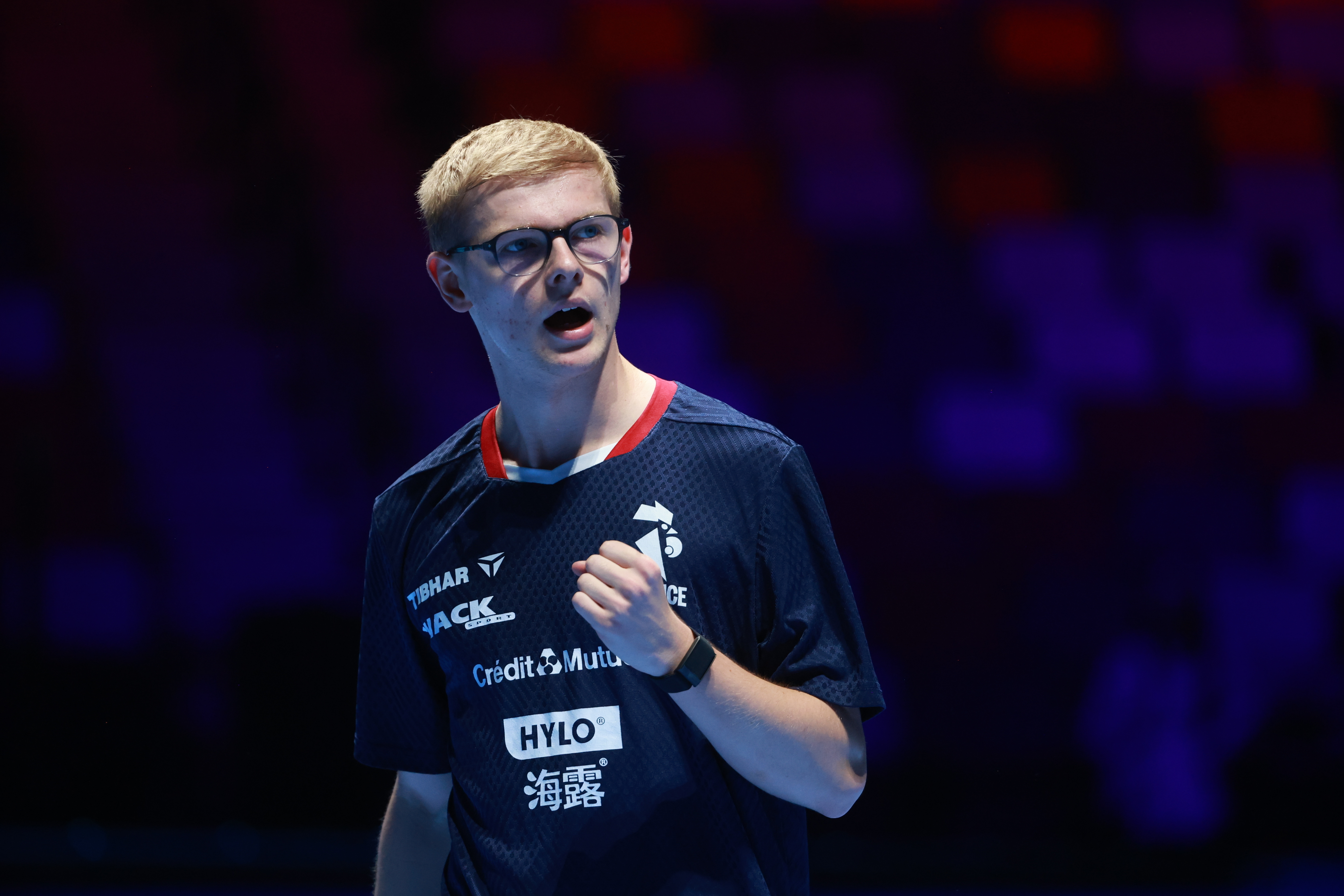 《在澳门世界杯中，费利克斯·勒布伦凭借对安东·卡尔伯格的险胜晋级正赛阶段》本周三