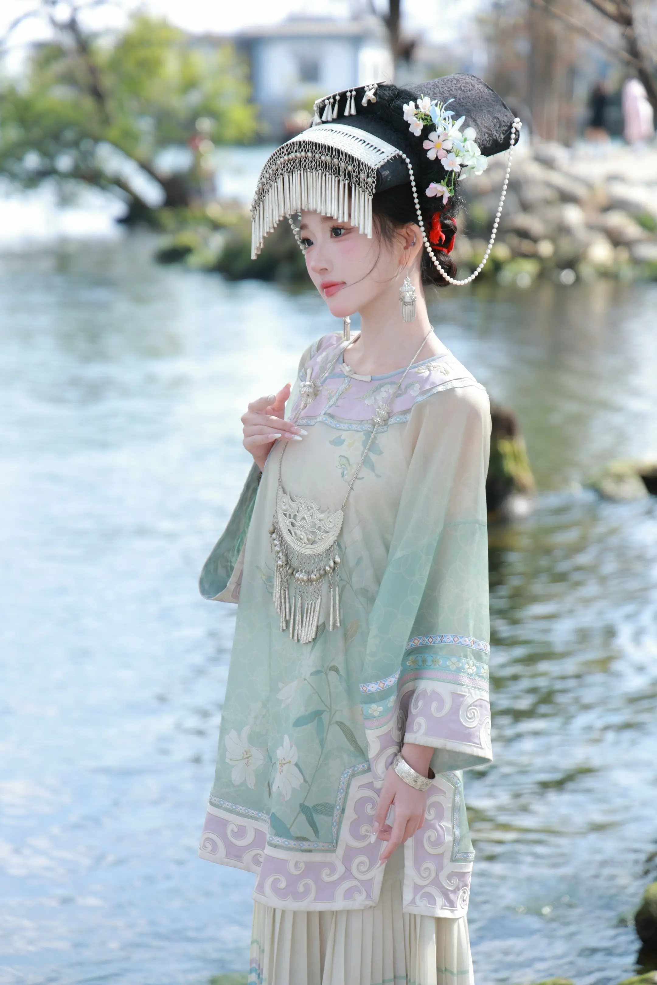 阿哥，摘朵花再走吧。