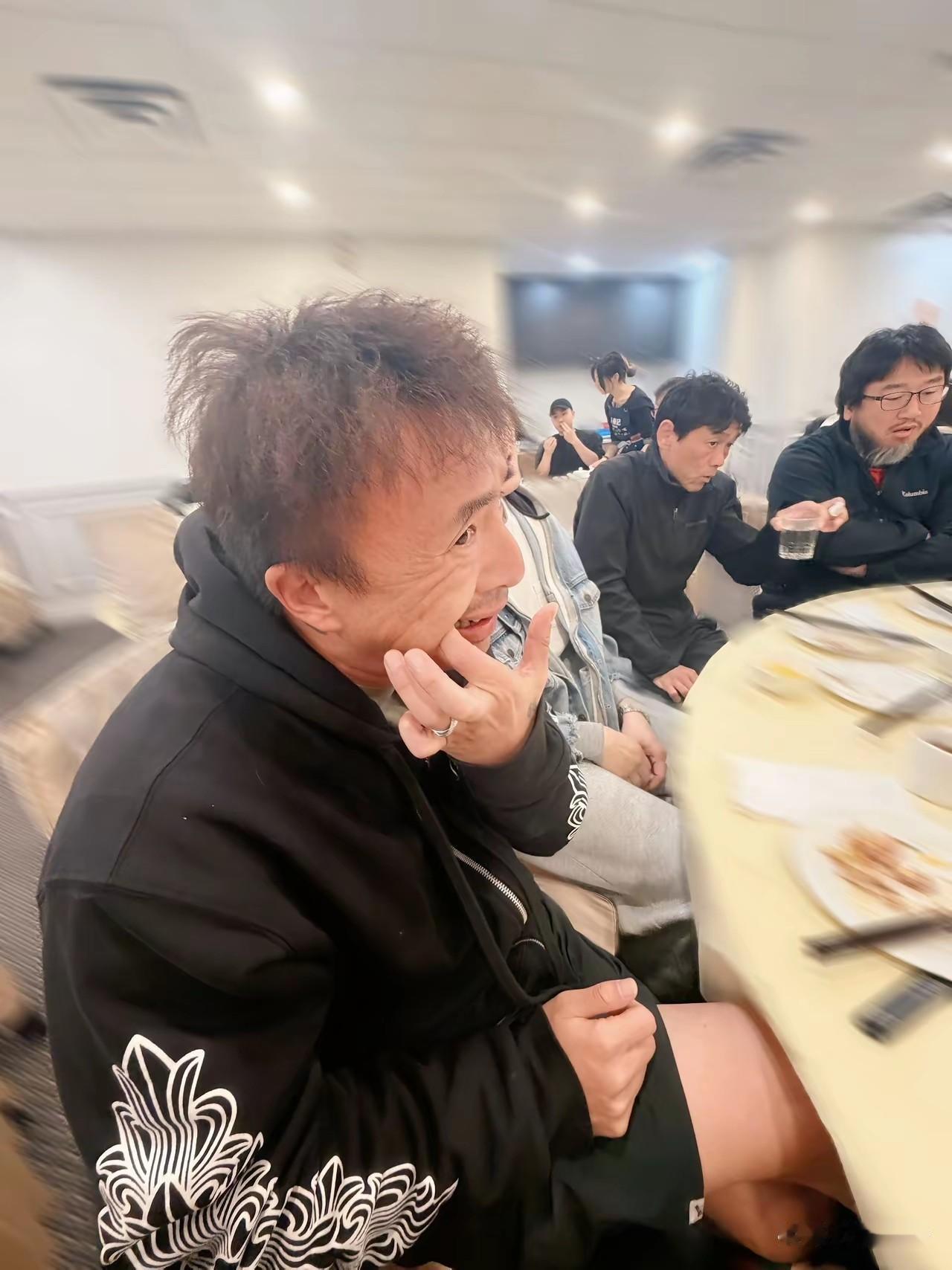 这哥们当年在国字号踢球，球技绝对一流，但是人家8块腹肌，他才1块，说明自律不够。