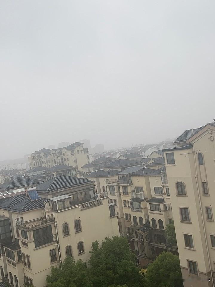 细雨绵绵的早晨。

今早天阴沉沉，还飘着丝丝小雨，要去上班的人最讨厌这样的雨天，