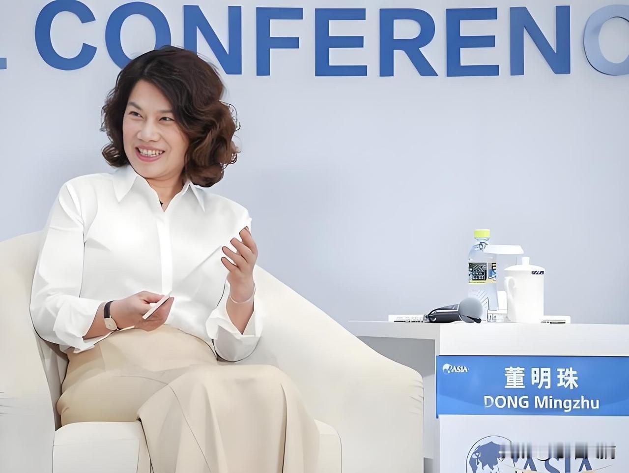 董明珠一句"不用海归"，网上又炸了。

其实完整的话是她在清华说的："我们中国这