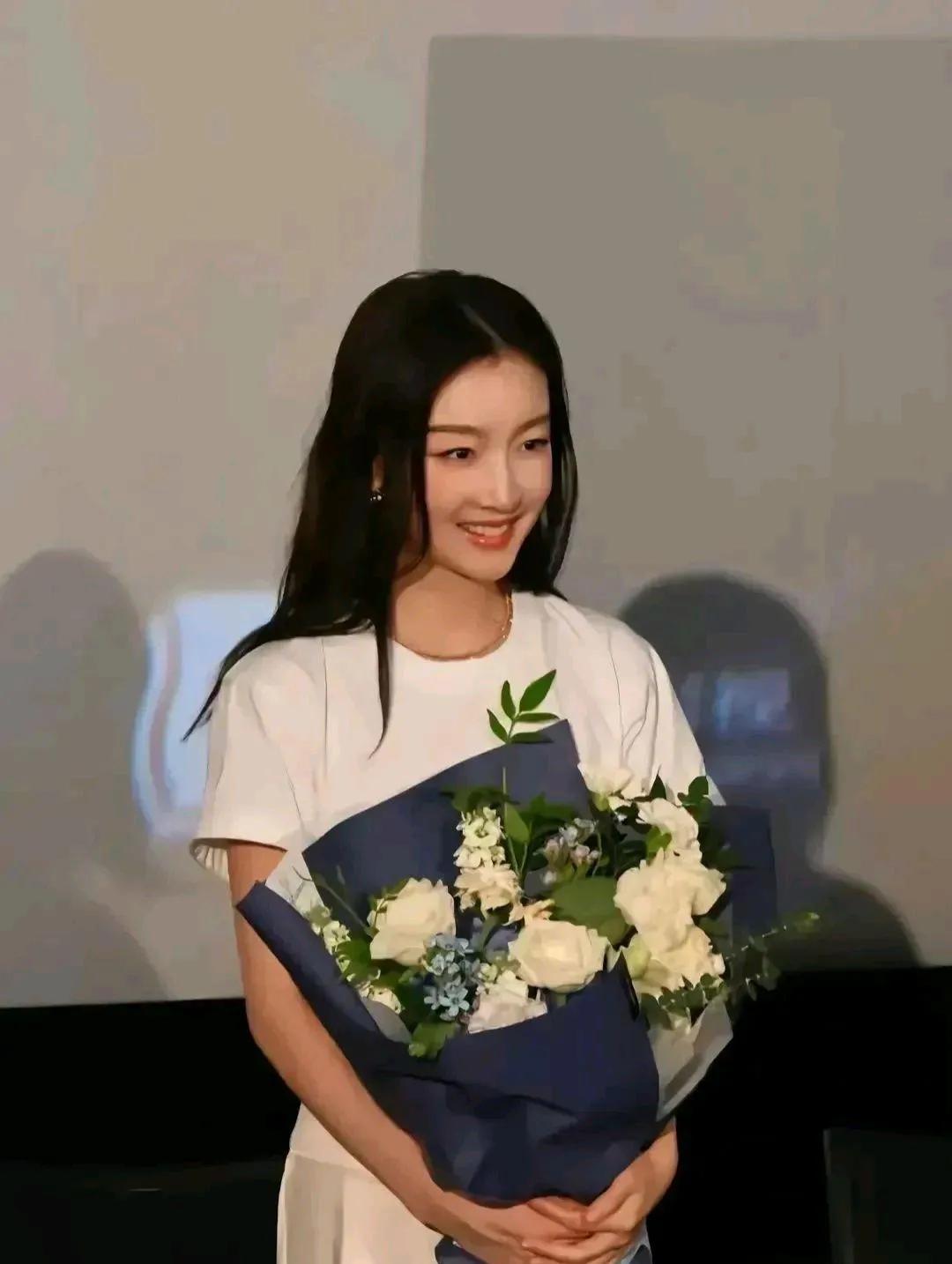 周冬雨出席活动太惊艳！微整后大方亮相，美到认不出，长发披肩，五官俊俏，特别是鼻子