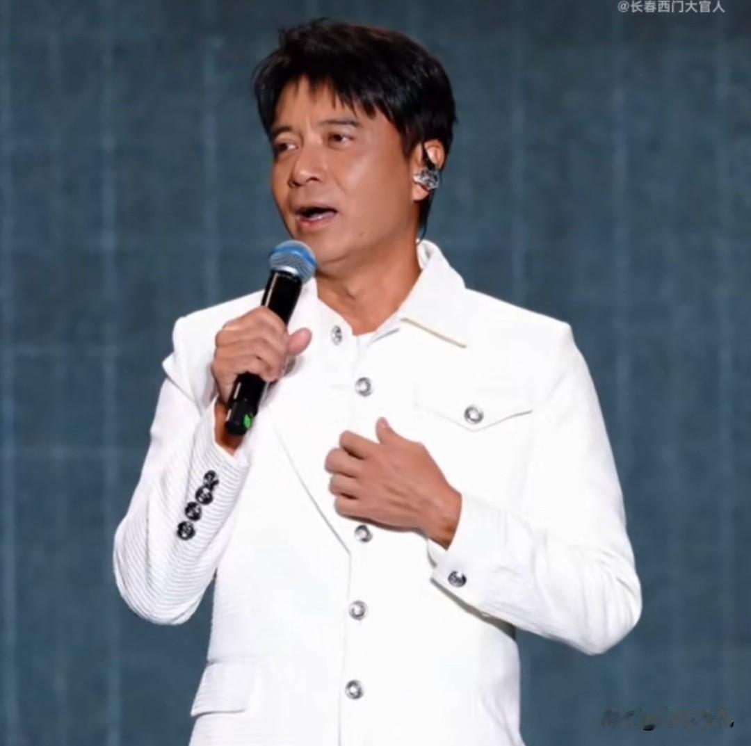李克勤包头演唱会迟到两个小时


李克勤在包头演唱会上演现实版“人在囧途”。因航