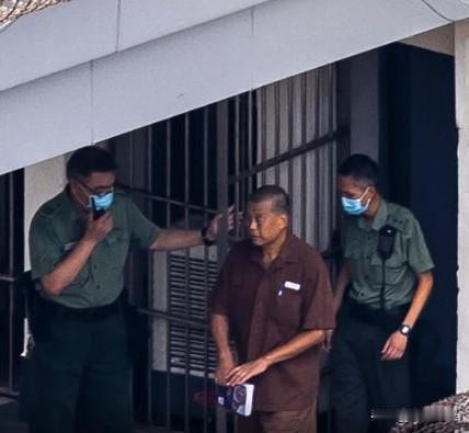 敌人急了！黎智英定罪，英国跳出来耍无赖！

黎智英三项重罪成立，铁证如山。
结果