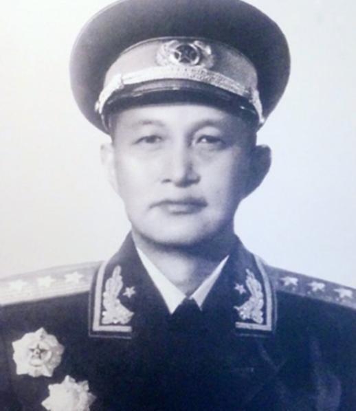 2002年洪学智在吉林休养期间向组织提出三项请求，得到中央批示，同意他的相关要求