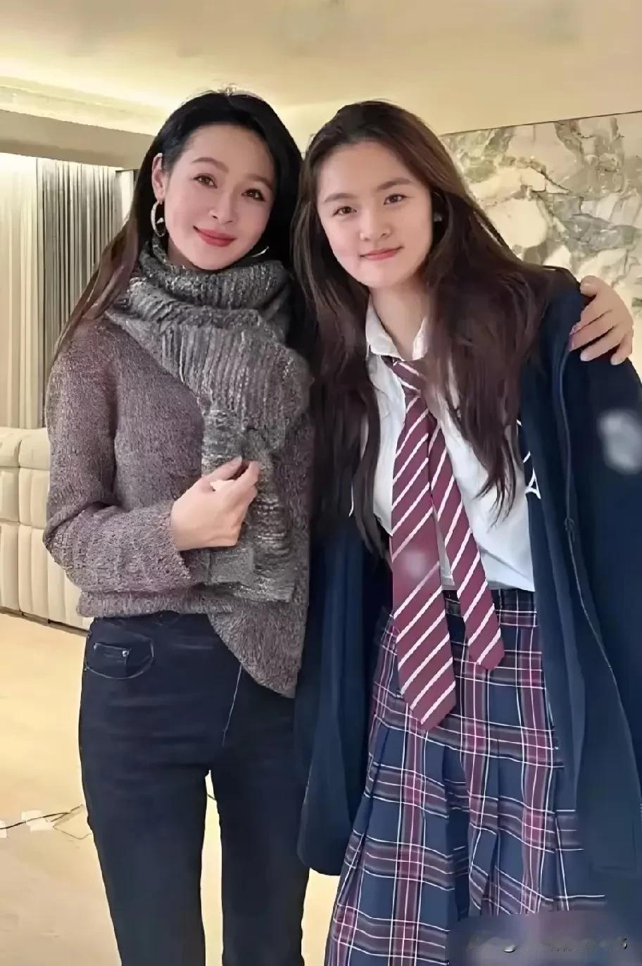 于明加可真美啊，生了两个漂亮的女儿。基因真的很重要呢，她长得特别好看。我特别喜爱