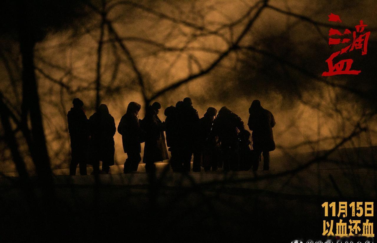 校门口接送区，人贩子混在家长中唠“虾片现货”，暗语交易藏在人群里，守护孩子要盯紧