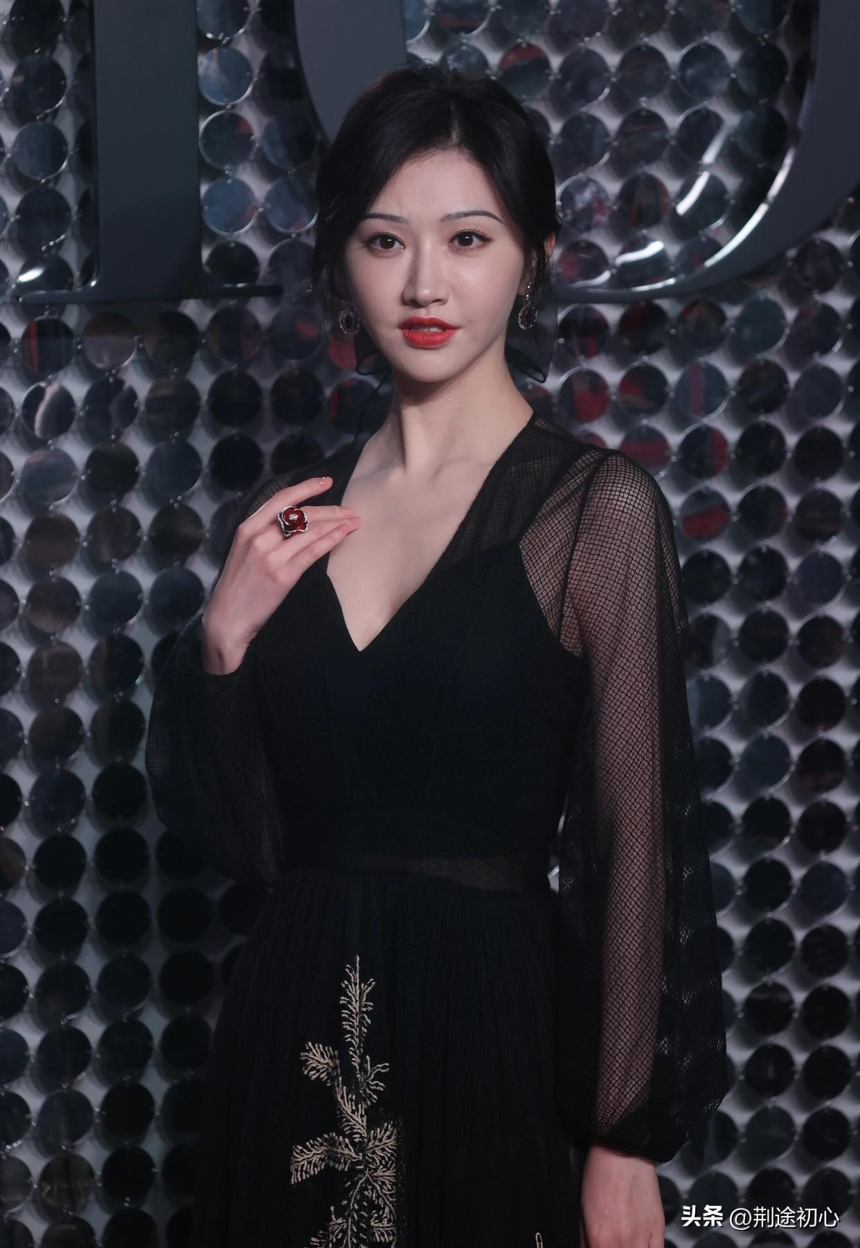 粉丝：甜甜我们好伤心啊！
甜甜：为什么呀？
粉丝：那个渣男孙割抖你隐私啊！
甜甜
