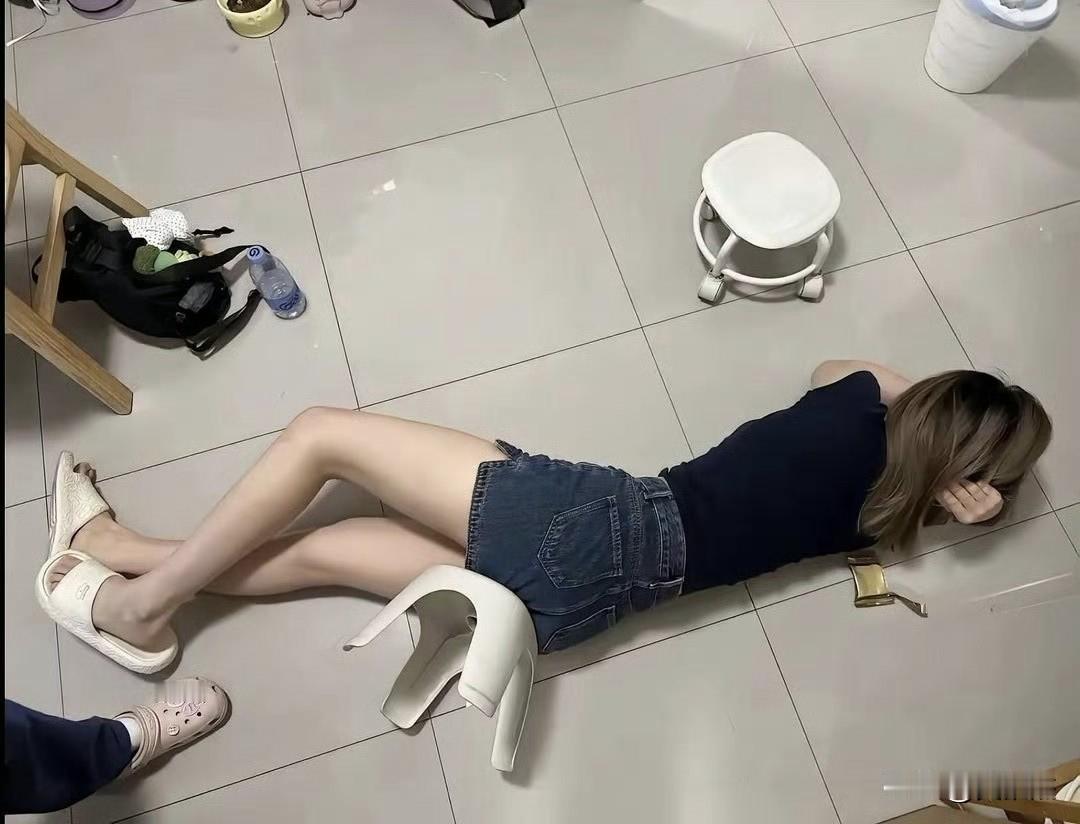 咋回事啊？凳子咬屁股了呀