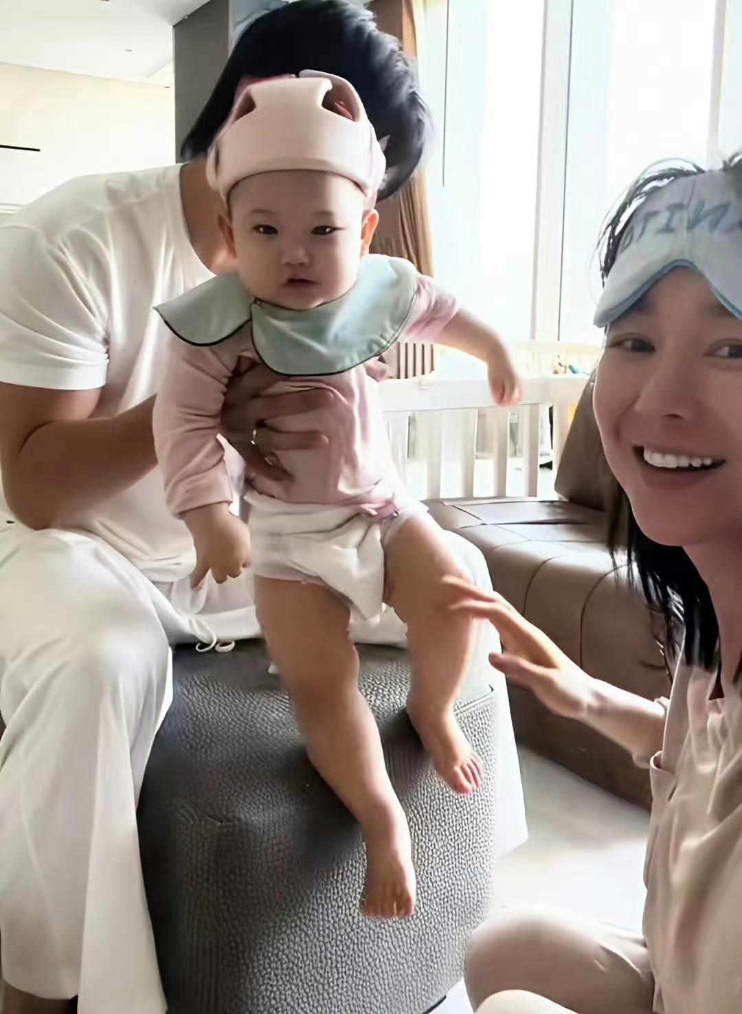 张檬再次分享儿子的近照，宝宝已经11个月大，依然坚持母乳喂养，夜间还需加餐一次。