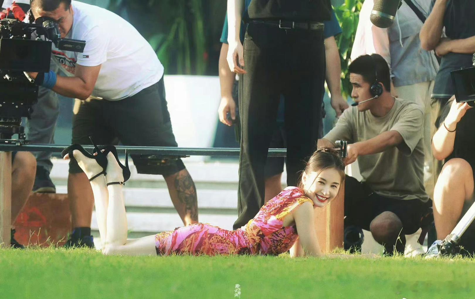 剧还没播先吻上王子文 💫王子文的氛围感真的绝了！不用刻意靠近，那种天然的暧昧张