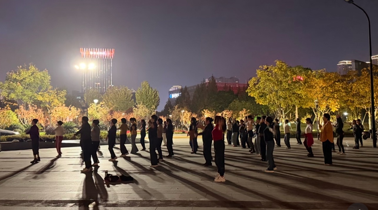 高考完沉寂的广场舞又回来了广场舞神曲上新引得千人跟跳跳广场舞真的很好啊，锻炼身体
