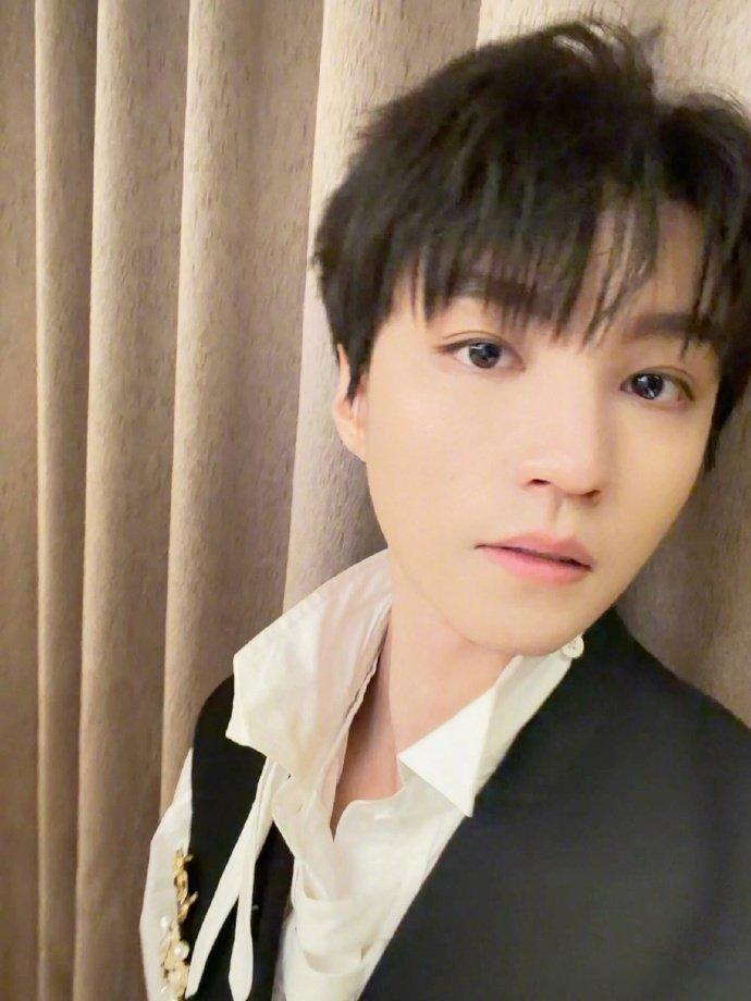 【王俊凯晒浪姐送考自拍】王俊凯浪姐送考自拍 4月30日，王俊凯晒照表示：“用一组